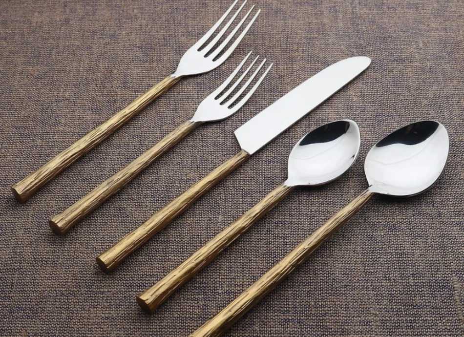 why-stainless-steel-and-black-flatware-are-must-haves